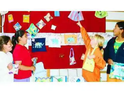 Ihre selbst gen&auml;hten Arbeiten zeigen (von links) Perihan Kaya, Sevgi Apaydin, Jessica Kaminski und Scharlyne Hadeler. Sie haben beim Projekt &bdquo;Spuren suchen &ndash; finden &ndash; hinterlassen&ldquo; mitgemacht.