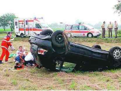 Auf dem Dach liegend, kam der Wagen zum Stillstand. Der Fahrer wurde schwer verletzt.