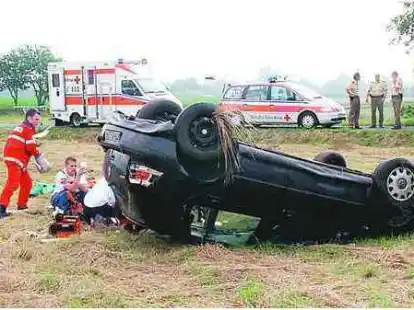 Auf dem Dach liegend, kam der Wagen zum Stillstand. Der Fahrer wurde schwer verletzt.