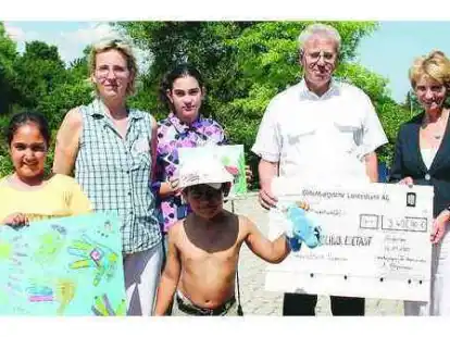 &Uuml;ber die Spende an den Kinderschutzbund freuen sich (von links) Sevgi Apaydin, Christiane Sassen-Schreiber, Merve Seker, Ali G&uuml;lz&uuml;, Dieter Folgmann und Heide Folgmann.
