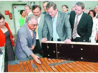 Gesch&auml;ftsf&uuml;hrer Friedhelm Kutzner erl&auml;utert Christian Wulff die Fugenabst&auml;nde im Mauerwerk. Aufmerksame Zuschauer sind Renate Geuter, Karl-Heinz Bley, Hans Eveslage und Johann Wimberg.