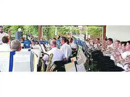 Fregattenkapit&auml;n Lutz Bammler dirigierte sein Orchester exakt und mit gro&szlig;er Leichtigkeit.