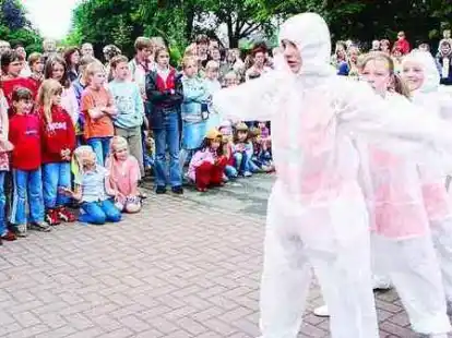 Auch bei der Einweihung des Metjendorfer Traumschulhofes fehlten die Gardet&auml;nzerinnen der &bdquo;Lachenden B&uuml;tt&ldquo; nicht.