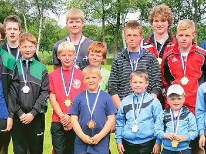 Wurfstarker Nachwuchs: Bei den Einzelmeisterschaften der Stra&szlig;enbo&szlig;ler aus dem Kreis Jeverland pr&auml;sentierten die Medaillengewinner der Jugendklassen vom ersten Wettkampftag stolz ihre Auszeichnungen.