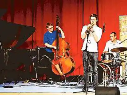 Fahren bald mit dem &bdquo;jazztrain Hamburg&ldquo;: Artemiy Kosarev (von links), Felix Henkelhausen, Benni Troschel, Hauke Winkler und Christopher Olesch bilden das Quintett &bdquo;Hier und Jazz&ldquo;.