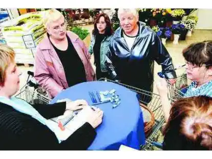 Damenrunde: &Uuml;ber den Schwerlastverkehr auf der Hundsm&uuml;hler Stra&szlig;e wurde gestern in der rollenden Redaktion im Combi-Verbrauchermarkt eifrig diskutiert. NWZ-Redakteurin Susanne Gloger (links) notierte die Meinung der Everster B&uuml;rgerinnen und B&uuml;rger.