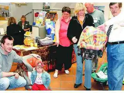 Eltern informierten sich &uuml;ber den richtigen Kindersitz. ADAC-Mitarbeiter gaben wertvolle Tipps und Hinweise.