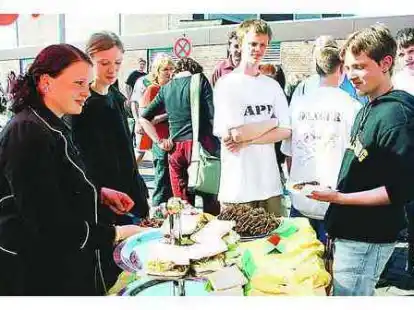 Leckere Sachen gab es gestern w&auml;hrend des Volleyball-Turniers bei Nicole Maluche und Martina Onken (von links). Dar&uuml;ber freute sich Sch&uuml;ler Daniel Volknant.