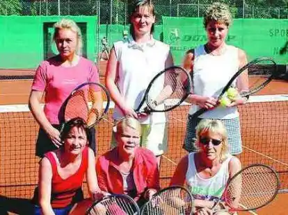 Die Damen 30 des TK Nordenham mit (h., v., l.) Elke Strupowsky, Andrea Kampen, Dorle Menke (v., v., l.) Kerstin Reinstrom, Viola Buller und Rita Linneweber unterlagen TC GW Oldenburg mit 2:4.