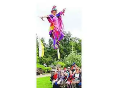 In luftiger H&ouml;he tanzte und pfiff Rita Kobel als Zaubervogel. Begeistert schauten Gro&szlig; und Klein ihr und ihrem Partner Thomas Hofmann zu, bevor sich die Zuschauer auf einem niedrigeren Seil selbst als Artisten versuchten.