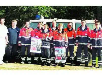 <p>Malteser-Ortsbeauftragter Norbert Tenkhoff (links) und Gesch&auml;ftsf&uuml;hrer J&uuml;rgen Lueken (2. v. l.) sowie die Leiter der Sandkruger Schnellen Einsatzgruppe, (v. r.) Tim J&auml;ger und Sven Steinbeck, freuen sich mit den Helfern (v. l.) Stephan Seibel, Anne H&uuml;lsmann, Nina Knorre, Wieland Promp, Till Bubner und Froukje Hamminga auf den Weltjugendtag. Auf dem Bild fehlt Geert Christoph Pahl.</p>