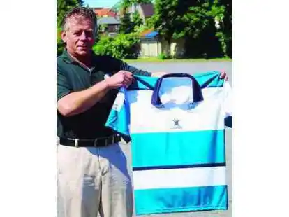 Uwe Stein pr&auml;sentiert das schmucke Trikot des SC Varel, dass im Rahmen der NWZ-Aktion verlost wird.