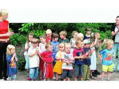 Nina Rudolph (l.) und Tina Stru&szlig; (r.) sind die Steppkes aus dem Kindergarten am Gartenweg w&auml;hrend des Praktikums ans Herz gewachsen. Gestern absolvierten die angehenden Erzieherinnen ihre Pr&uuml;fung mit Bravour.