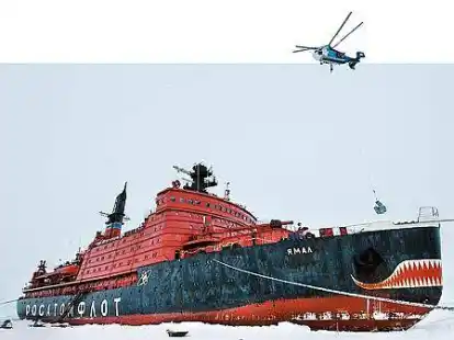 Das undatierte Foto zeigt den russischen atomaren Eisbrecher Jamal, der vor Wochen zur Rettung aufgebrochen ist.  