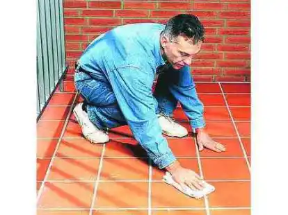 Wer lange Freude an seinem Fliesenbelag auf dem Balkon haben m&ouml;chte, kann ihn nach dem Verlegen noch impr&auml;gnieren.