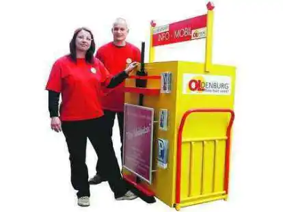 Saubere Schuhe: Simone Gregor und Stefan Rienits am Infokarren.