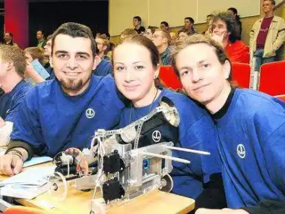 Das rum&auml;nische Team &bdquo;The Robot Busters&ldquo; (v. l.) Cosmin Nicolae Popovici, Roxana Caludia Moldovan und Christian Petru Popescu gewannen den Sonderpreis &bdquo;Pfiffigste Detaill&ouml;sung&ldquo;.