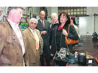 Firmenchef Hartmut Oberheide (l.) f&uuml;hrt die Besuchergruppe durch die Firmenr&auml;ume. Interessiert h&ouml;rt Bernadette Huntemann (r.) zu.