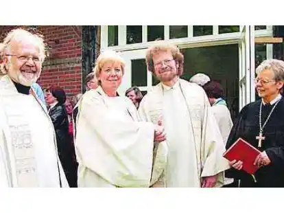 Gratulationen zum neuen Amt als Konventsdiakon des Falkenburger Lutherstifts erhielt Thomas Roth (2.v.r.) von Pastor i.R. Kurt Dantzer (v.l.), der Leiterin des Lutherstifts, Jutta Wendland-Park, und Oberlandeskirchenr&auml;tin Dorothea Biermann.
