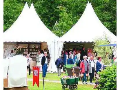 Die Besucher der Landpartie k&ouml;nnen im G&ouml;denser Schlosspark von Pagodenzelt zu Pagodenzelt flanieren, in denen rund 100 Aussteller ihre exklusiven Angebote pr&auml;sentieren.