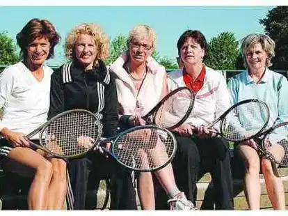 Die Damen 40 des SV Nordenham (v., l.) mit Ulrike Schierloh, Daniela Sch&ouml;ne, Marianne Peters, Marina Bergst&auml;dt-Diekmann und Helga Brunke-Brendel mussten zum Auftakt eine 2:4-Niederlage hinnehmen.