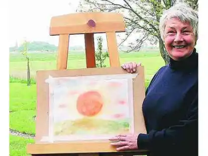 &bdquo;Sonne&ldquo; hei&szlig;t dieses Aquarell, an dem Gisela Paas arbeitet. Im Hintergrund ist das Wurtendorf Langwarden zu erkennen.