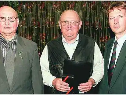 50 Jahre unfallfreies Fahren: Vorsitzender Andreas Krems (rechts) zeichnete Paul J&uuml;chter (links) und Franz Hunstiger aus.