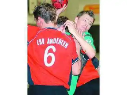 Erst nach der Pause gab es f&uuml;r Neerstedts Bastian Carsten-Frerichs ein Durchkommen gegen die TSV-Abwehr.