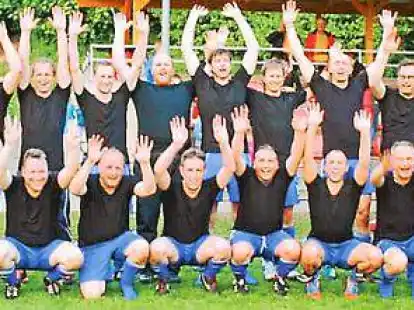 Alle Meisterh&auml;nde fliegen hoch: Ausgelassen feierten die &Uuml;-40-Senioren der SG Varel-Obenstrohe den Titelgewinn in der Staffel Ammerland Nord.