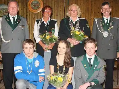 Neue Majest&auml;ten:Sch&uuml;tzenk&ouml;nig Roland Siegmund und K&ouml;nigin Angela Schuster (rechts), mit Lia M&uuml;nstermann und Adjutant Enno Sies sowie dem Jugendk&ouml;nigspaar Florian Pause und Linda Steffens mit Adjutant Cassian Diers (kniend von links).