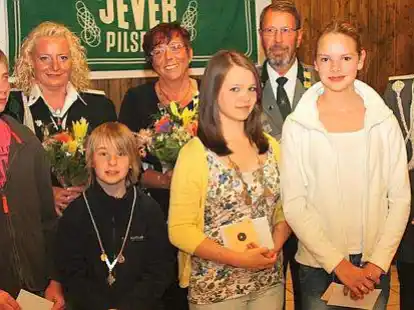 Zeit, abzudanken: Das Accumer K&ouml;nigshaus mit (von links) Cassian Diers, Angela Schuster, Jugendk&ouml;nig Manuel Durx, Sch&uuml;tzenk&ouml;nigin Lia M&uuml;nstermann, Jugendk&ouml;nigin Linda Steffens Sch&uuml;tzenk&ouml;nig Heribert M&uuml;nstermann, Tabea Kruper und Roland Siegmund