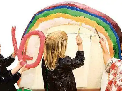 Geh&ouml;rt zum 40. Geburtstag nat&uuml;rlich dazu: Einen gro&szlig;en Regenbogen haben Kinder des Neerstedter Kindergartens &bdquo;Unterm Regenbogen&ldquo; f&uuml;r das gro&szlig;e Fest am Sonnabendnachmittag bemalt. Dann zeigen sie das Werk der &Ouml;ffentlichkeit.