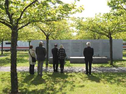 R&uuml;diger Grube (rechts) und Angeh&ouml;rige gedenken der Opfer des ICE-Ungl&uuml;cks.
