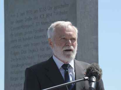 Der Sprecher der Selbsthilfe der Opfer, Heinrich L&ouml;wen, dankt Bahnchef R&uuml;diger Grube: &bdquo;Auf dieses Zeichen der Menschlichkeit haben wir lange gewartet.&ldquo;