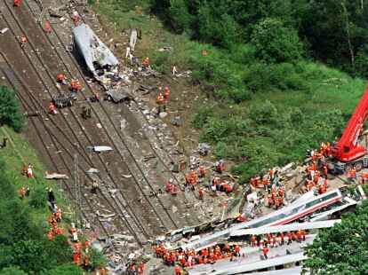 Das Ausma&szlig; der Verw&uuml;stung wird in der Luftaufnahme deutlich (3. Juni 1998). Die Tr&uuml;mmer des verungl&uuml;ckten ICE verteilten sich  &uuml;ber die Gleise und das angrenzende Gel&auml;nde.