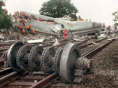 Auf den Gleisen an der Ungl&uuml;cksstelle in Eschede liegt die Achse eines Waggons (3. Juni 1998). Ursache des Ungl&uuml;cks war der Bruch eines Radreifens.