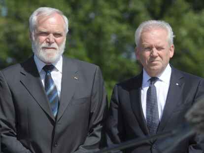 Heinrich L&ouml;wen, Sprecher der Selbsthilfe Eschede (links), und R&uuml;diger Grube, Vorstandsvorsitzender der Deutschen Bahn, auf der Gedenkfeier in Eschede.