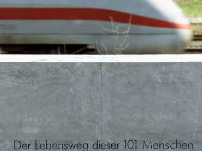 Mit der Gedenktafel an der Ungl&uuml;cksstelle in Eschede wird an die  Opfer der Katastrophe erinnert.