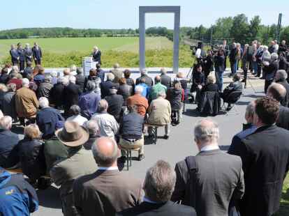 Rund 100 Angeh&ouml;rige der Opfer versammeln sich auf der Gedenkfeier zum 15. Jahrestag der ICE-Katastrophe.