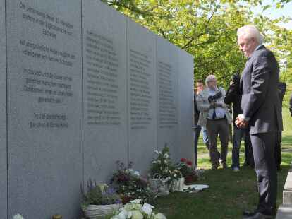 An der Tafel mit den Namen der Verungl&uuml;ckten gedenkt der Vorstandsvorsitzende der Bahn, R&uuml;diger Grube, der Opfer von Eschede.