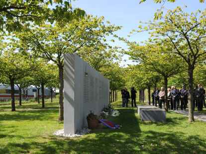 Die Gedenktafel f&uuml;r die Opfer des ICE-Ungl&uuml;cks in Eschede. Auf dem Gel&auml;nde um den Gedenkstein wurden Kirschb&auml;ume gepflanzt.