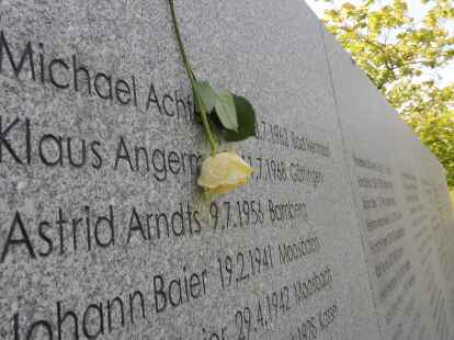 Eine Rose h&auml;ngt auf der Gedenkmauer f&uuml;r die Opfer der ICE-Katastrophe. Die Granittafel enth&auml;lt die 101 Namen der am 3. Juni 1998 t&ouml;dlich Verungl&uuml;ckten.