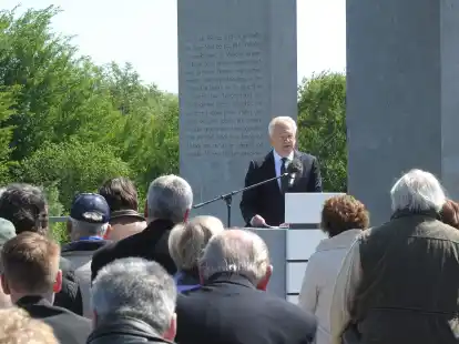 Der Vorstandschef der Deutschen Bahn, R&uuml;diger Grube, spricht den Angeh&ouml;rigen bei der Gedenkfeier in Eschede sein Bedauern aus.