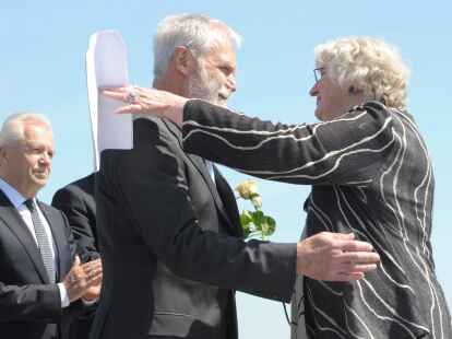 Gisela Angermann bedankt sich bei dem Sprecher der Selbsthilfe Eschede, Heinrich L&ouml;wen. Gisela Angermann hatte ihren Sohn bei dem Zugungl&uuml;ck verloren.