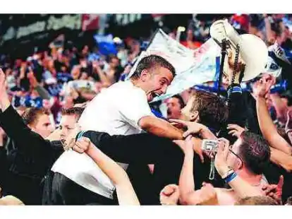 Basisarbeit: Torsch&uuml;tze Raphael van der Vaart (Mitte) lie&szlig; sich nach dem Sieg &uuml;ber den FC Kopenhagen von den Fans feiern.