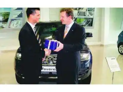 Niedersachsens Ministerpr&auml;sident Christian Wulff (rechts), zugleich VW-Aufsichtsrat, brachte dem Slowakei-Chef des Unternehmens, Thomas Schmall, ein Geschenk mit.