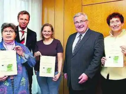 Preis&uuml;bergabe: Je 100 Euro gab es gestern f&uuml;r die Gewinnerinnen (von links) Margot von Herz, Nina L&uuml;ck und Gisela M&uuml;ller. Mit ihnen freuen sich Volksbank-Vorstand Dieter Katze (zweiter von rechts) und NWZ-Redaktionsleiter Jasper Rittner.   BILD : THOMAS FR&Ouml;HLING
