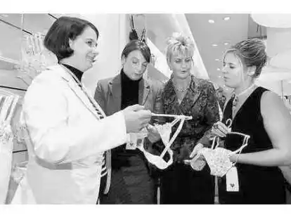 Waren-Begutachtung zur Er&ouml;ffnung: Filialleiterin Stefanie Mehrens (zweite von links) mit ihren Mitarbeiterinnen Christina Schaa, Ulrike Moser und Tina Wiesner.