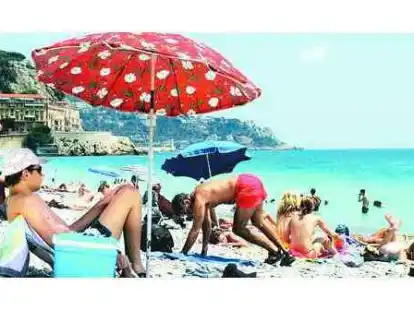 Ab in die Sonne: F&uuml;r Reisen mit Veranstaltern geben die Deutschen mehr Geld aus als zuvor.