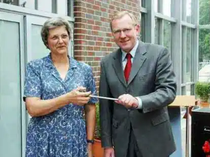 Lemwerders B&uuml;rgermeister Hans-Joachim Beckmann &uuml;berreichte Angela Waechter den neuen Schulschl&uuml;ssel.